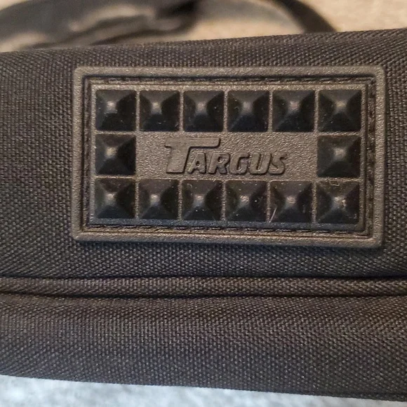 Like New Targus Laptop Messenger Bag, Black - Picture 4 of 11